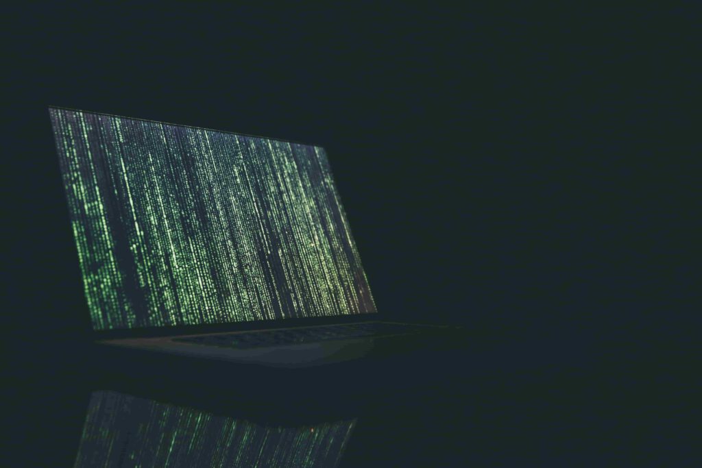 Der Data Analyst arbeitet mit den Auswertungen, die der Data Scientist auf technischer Ebene aufbereitet.